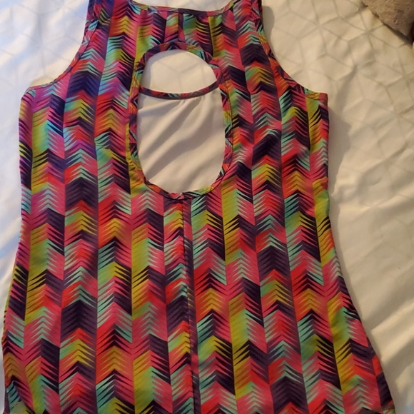 Colorful Fabletics tank with an open back design - Picture 3 of 4